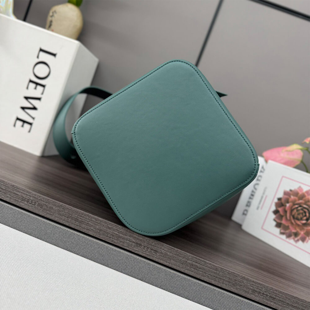 L0ew* Medium Pebble bucket in smooth calfskin(high-end grade)