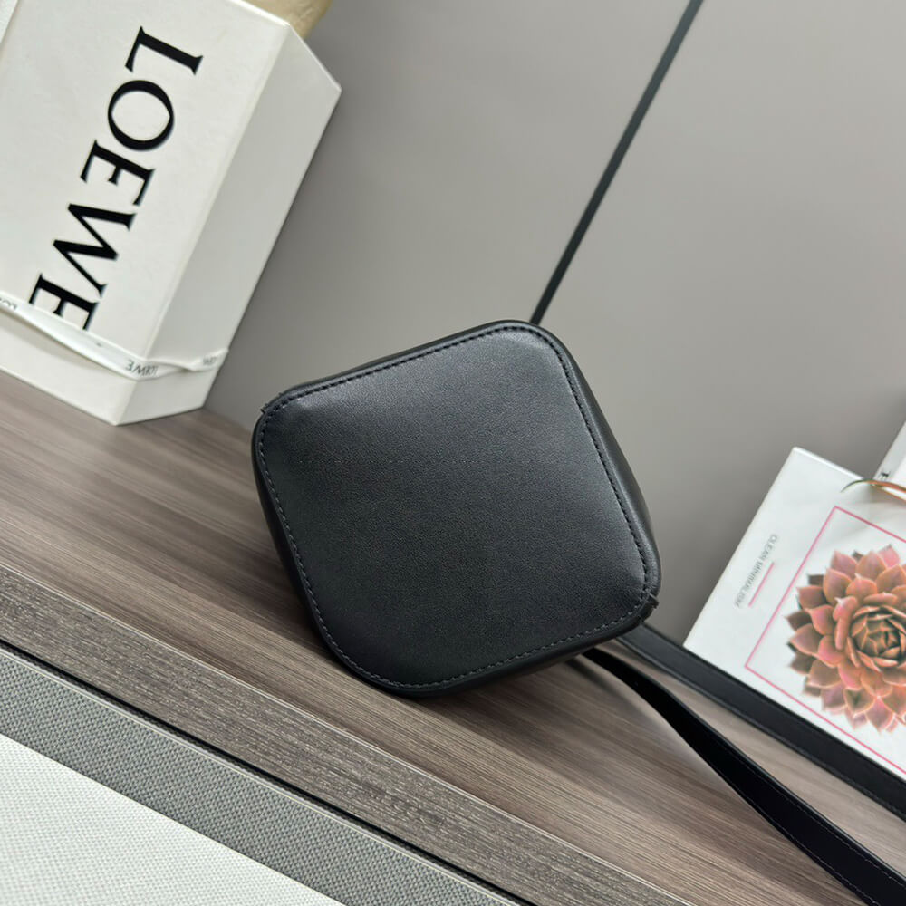 L0ew* Mini Pebble bucket in smooth calfskin(high-end grade)