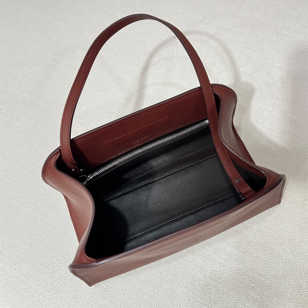 The R0w Peggy Clutch in Leather(HIGH-END GRADE)