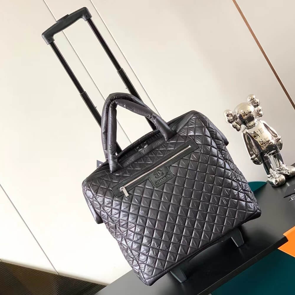 ch**el quilted case trolley black lU*gage(high-end grade)