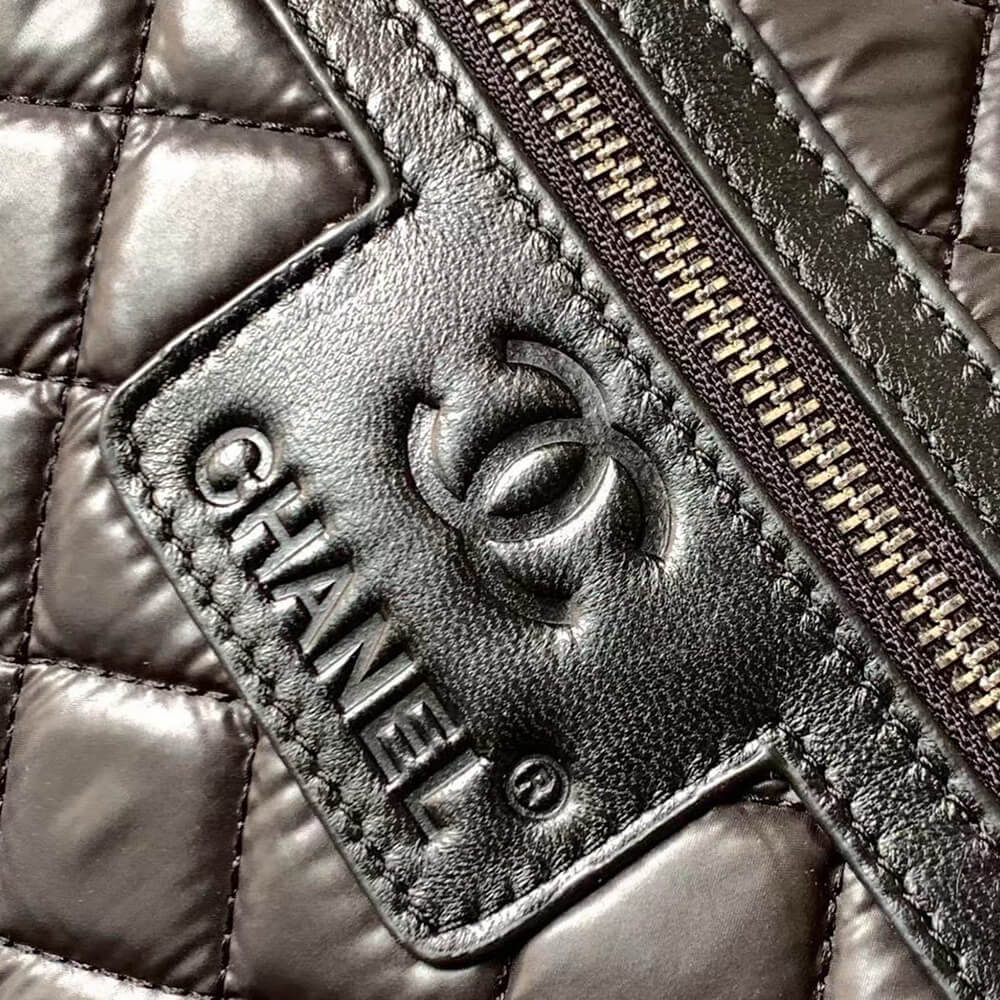 ch**el quilted case trolley black lU*gage(high-end grade)