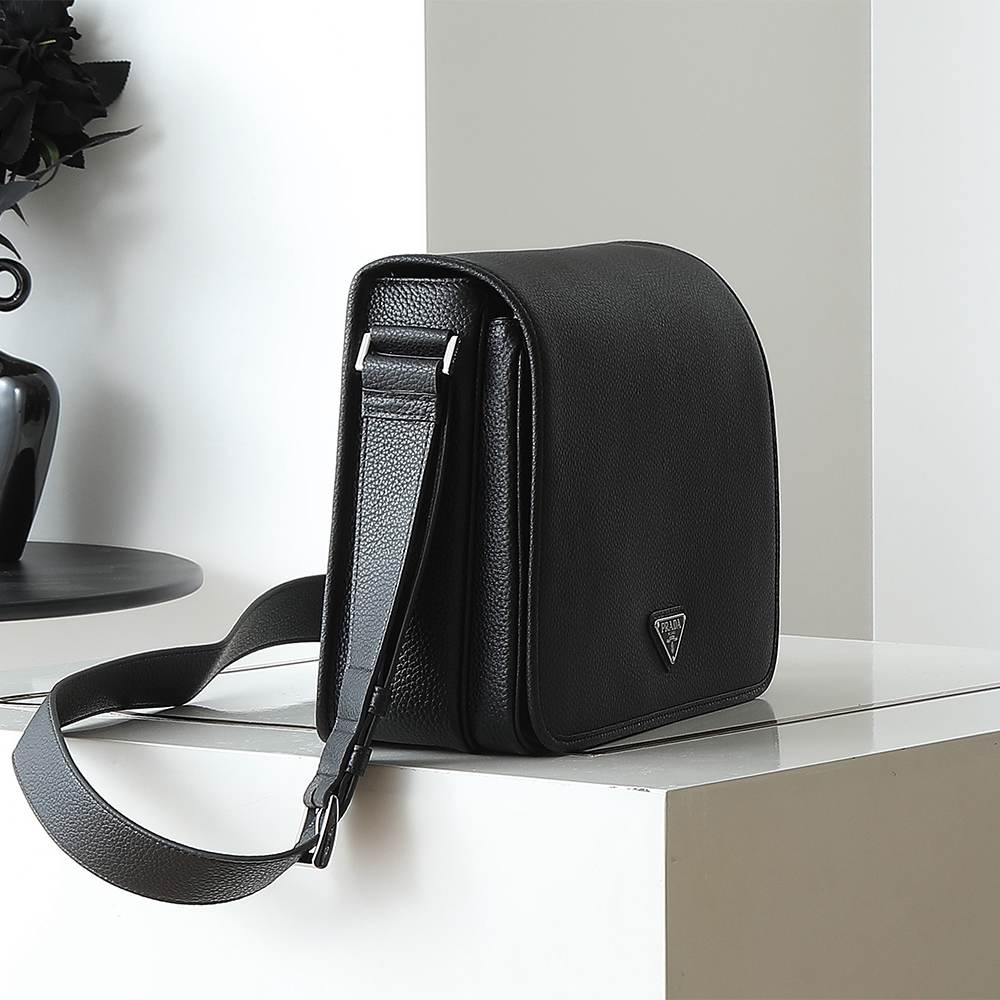 Pra*a Leather shoulder bag(HIGH-END GRADE)