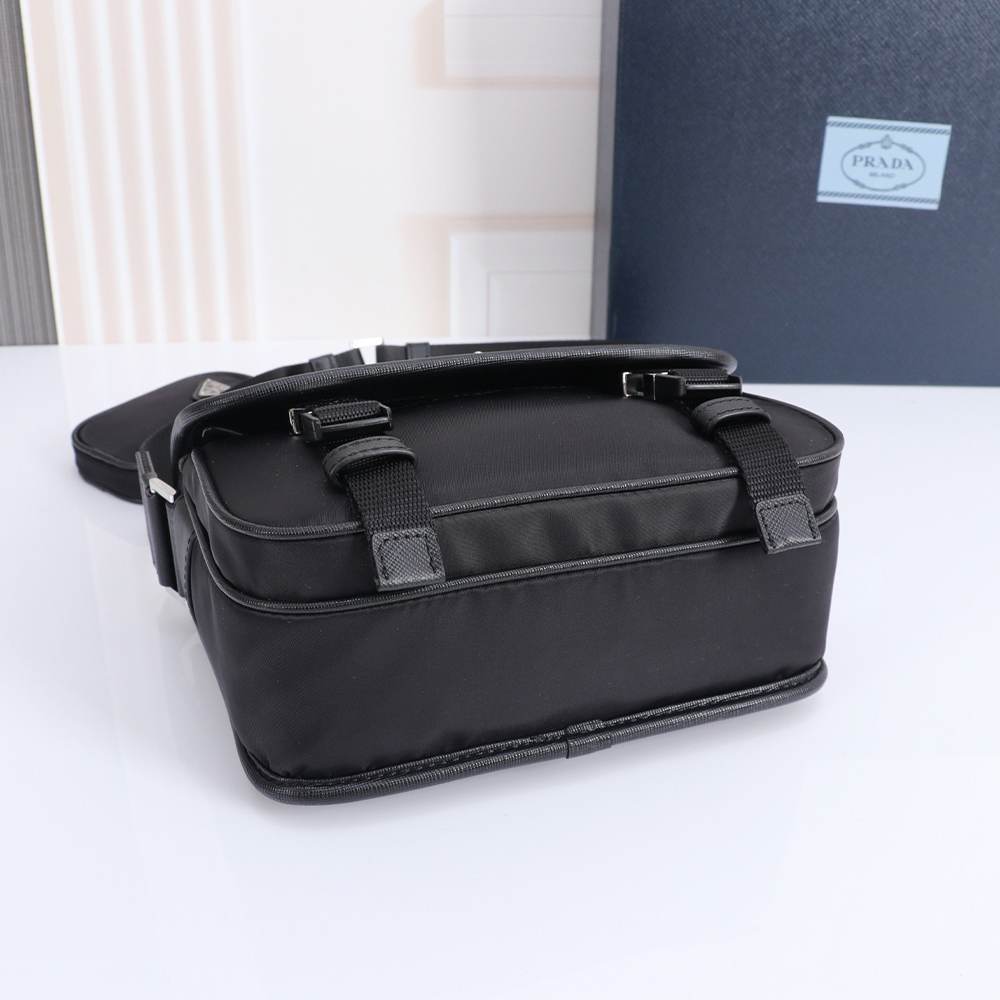 Pra*a Re-Nylon and Saffiano leather shoulder bag(HIGH-END GRADE)