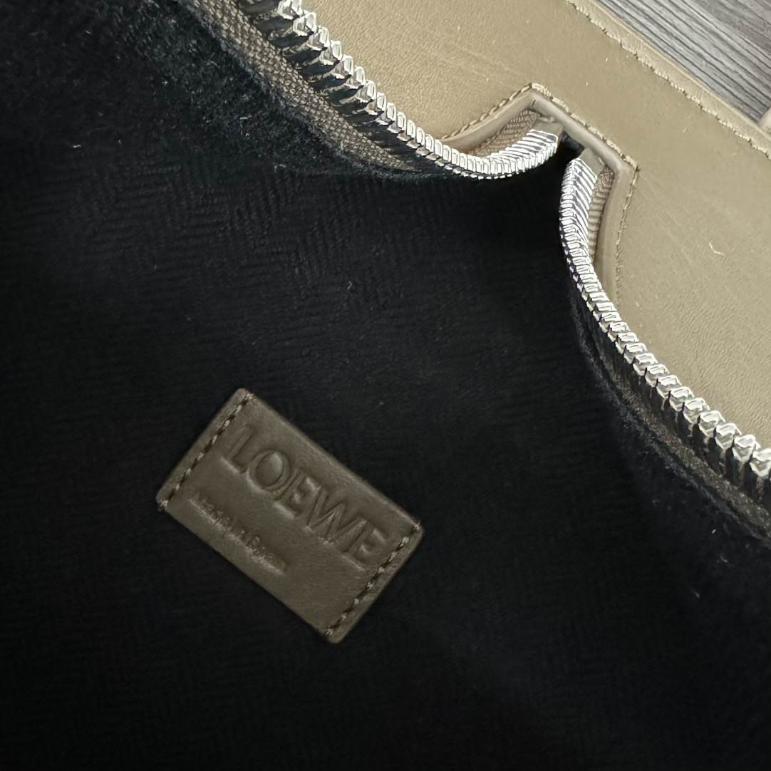 L0ew* Convertible backpack in classic calfskin(HIGH-END GRADE)