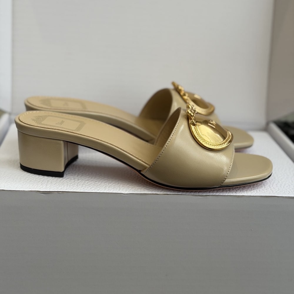 D10r Medaillon Buckle Heeled Slide (EU SIZE 35-42)