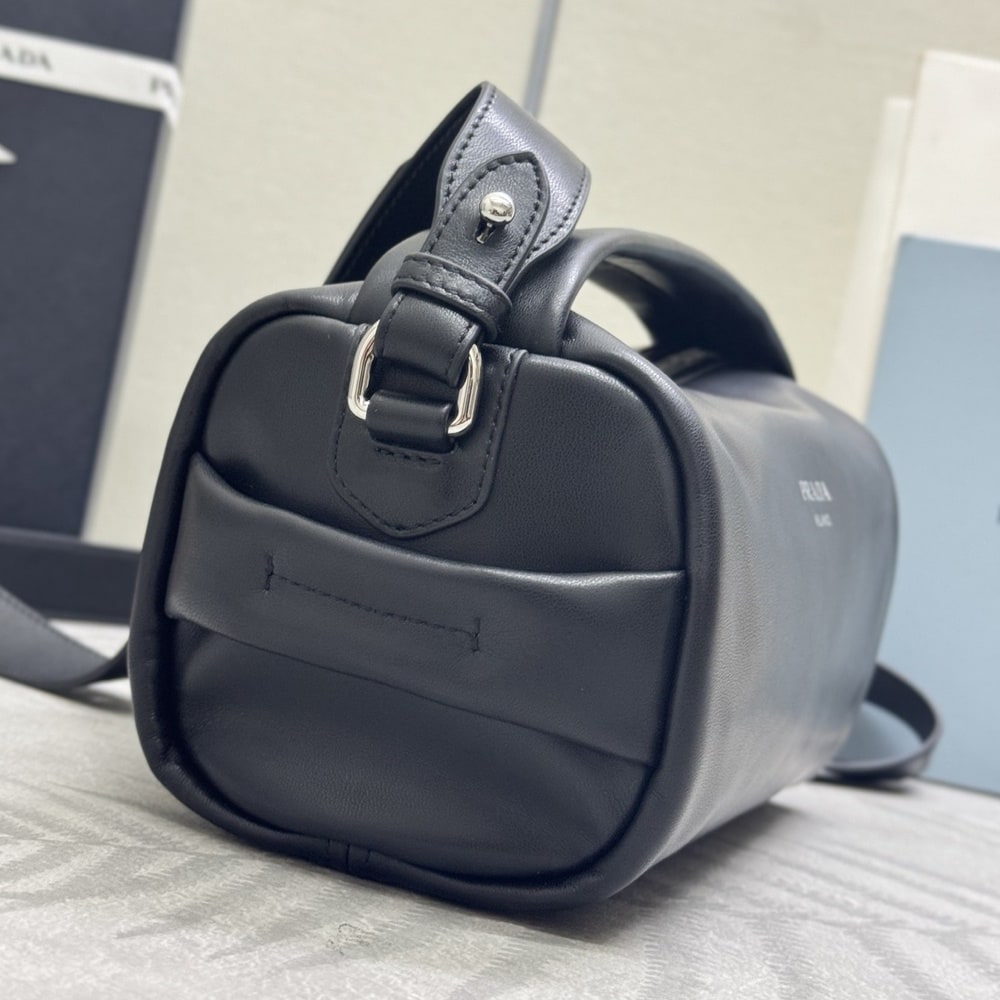 Pra*a Leather shoulder bag(HIGH-END GRADE)