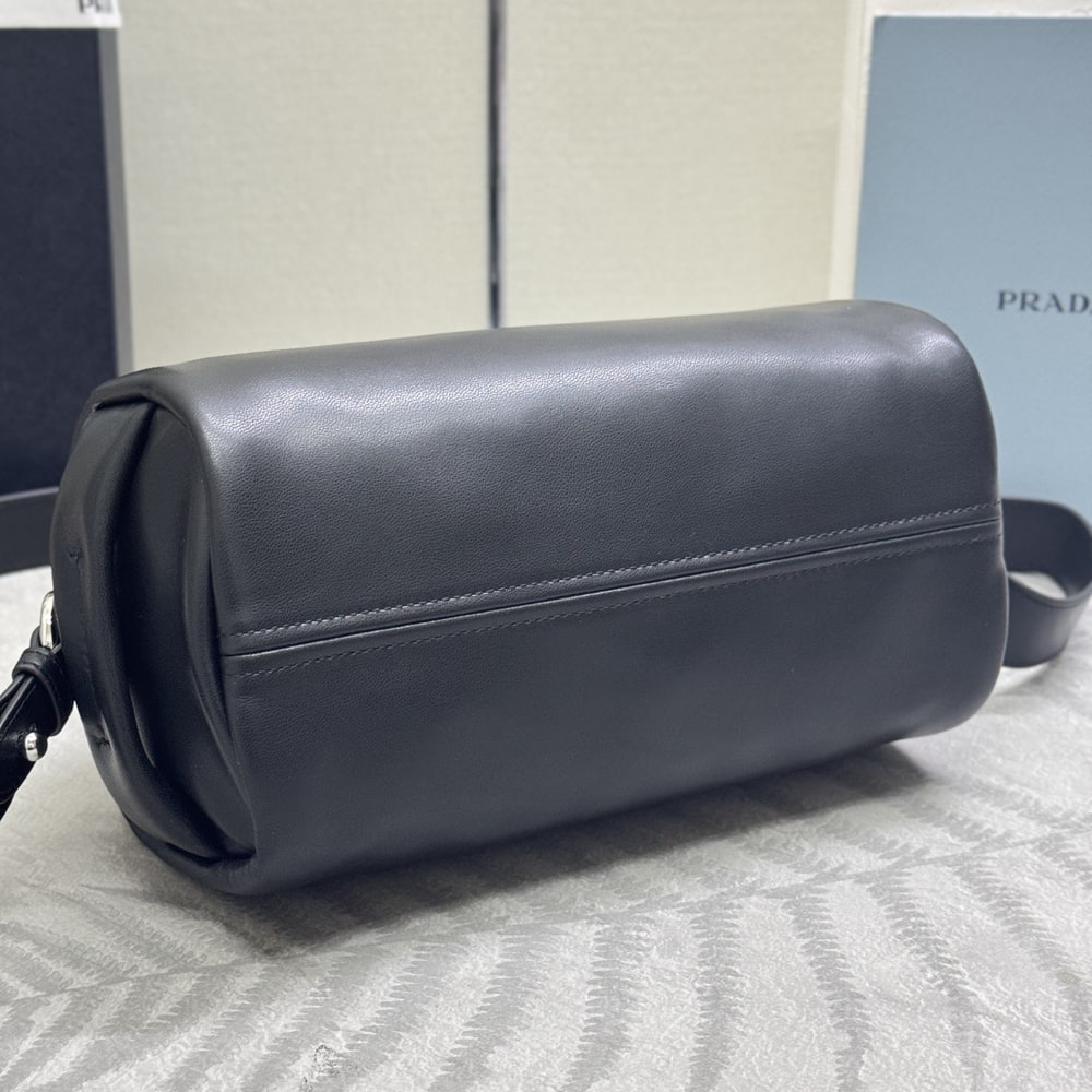 Pra*a Leather shoulder bag(HIGH-END GRADE)