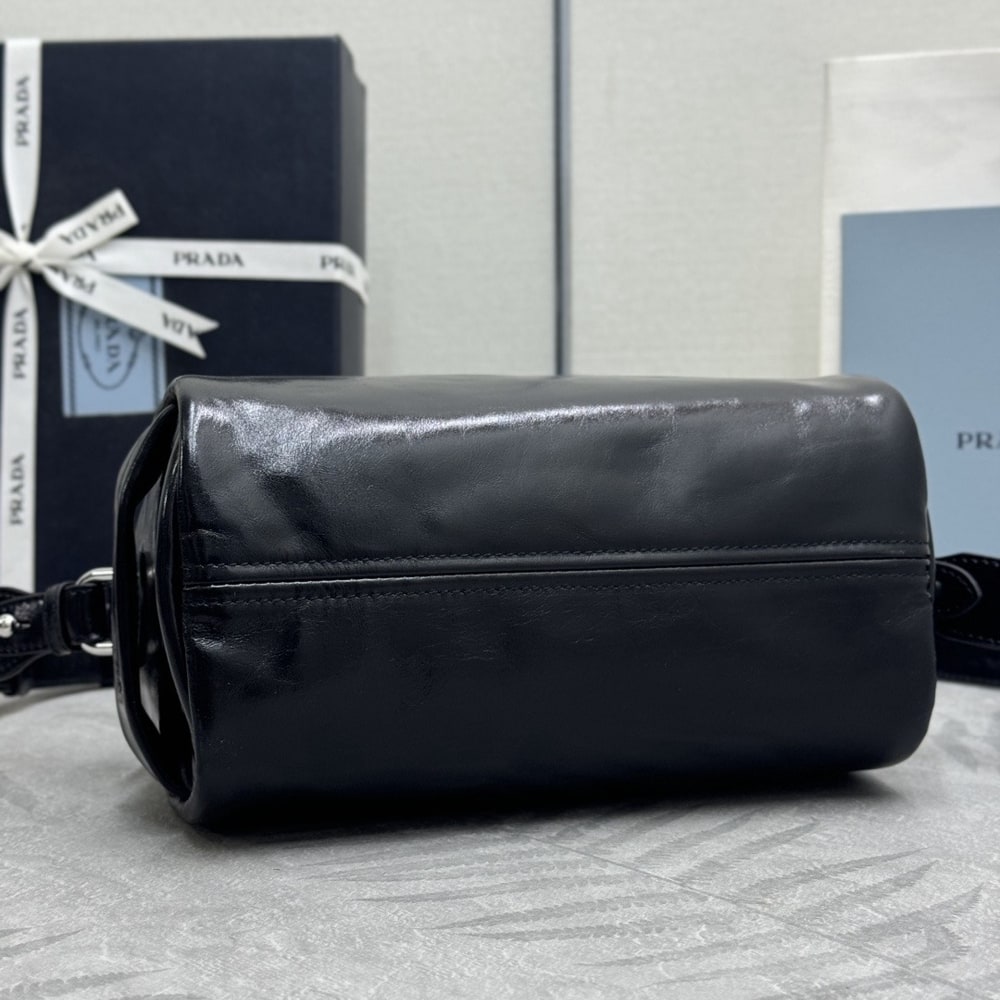 Pra*a Leather shoulder bag(HIGH-END GRADE)