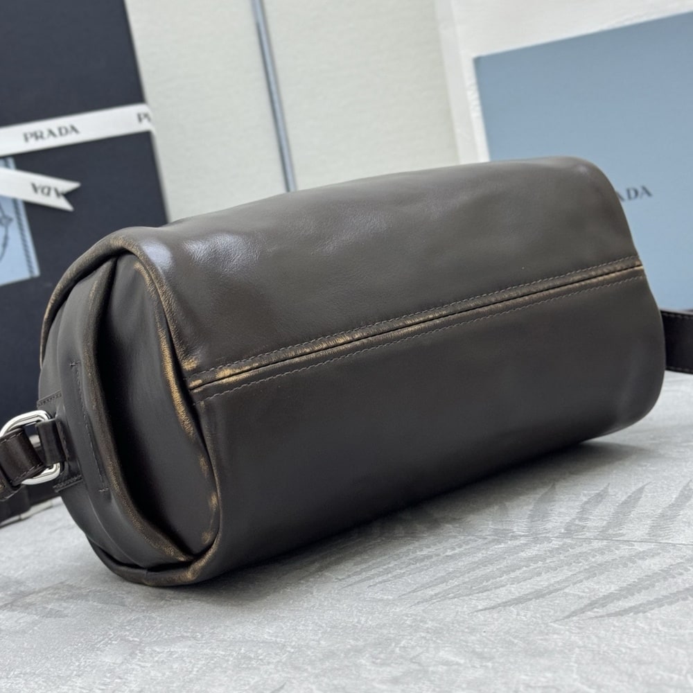 Pra*a Leather shoulder bag(HIGH-END GRADE)