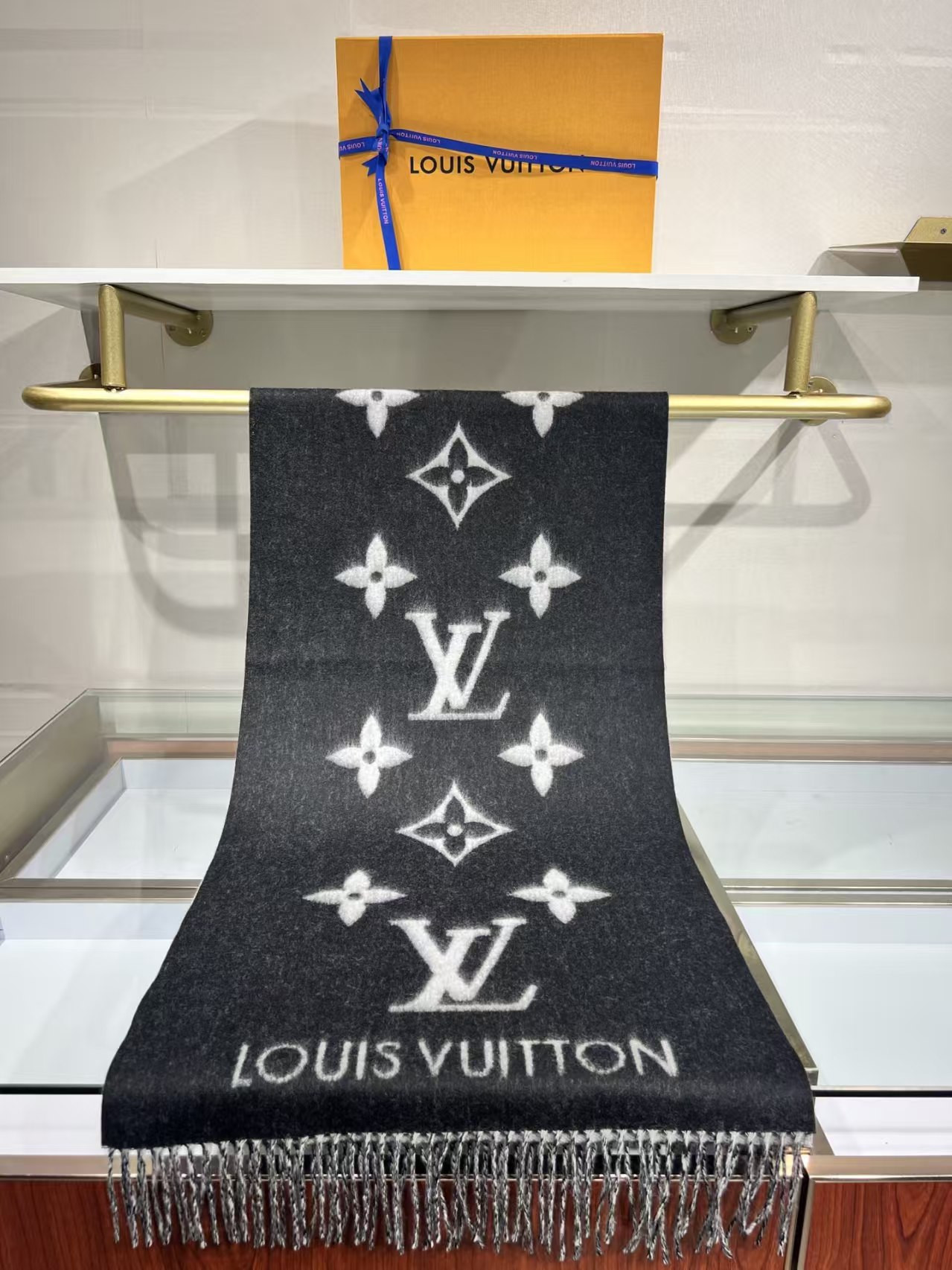 l0vis Vvtt0n reykjavik scarf