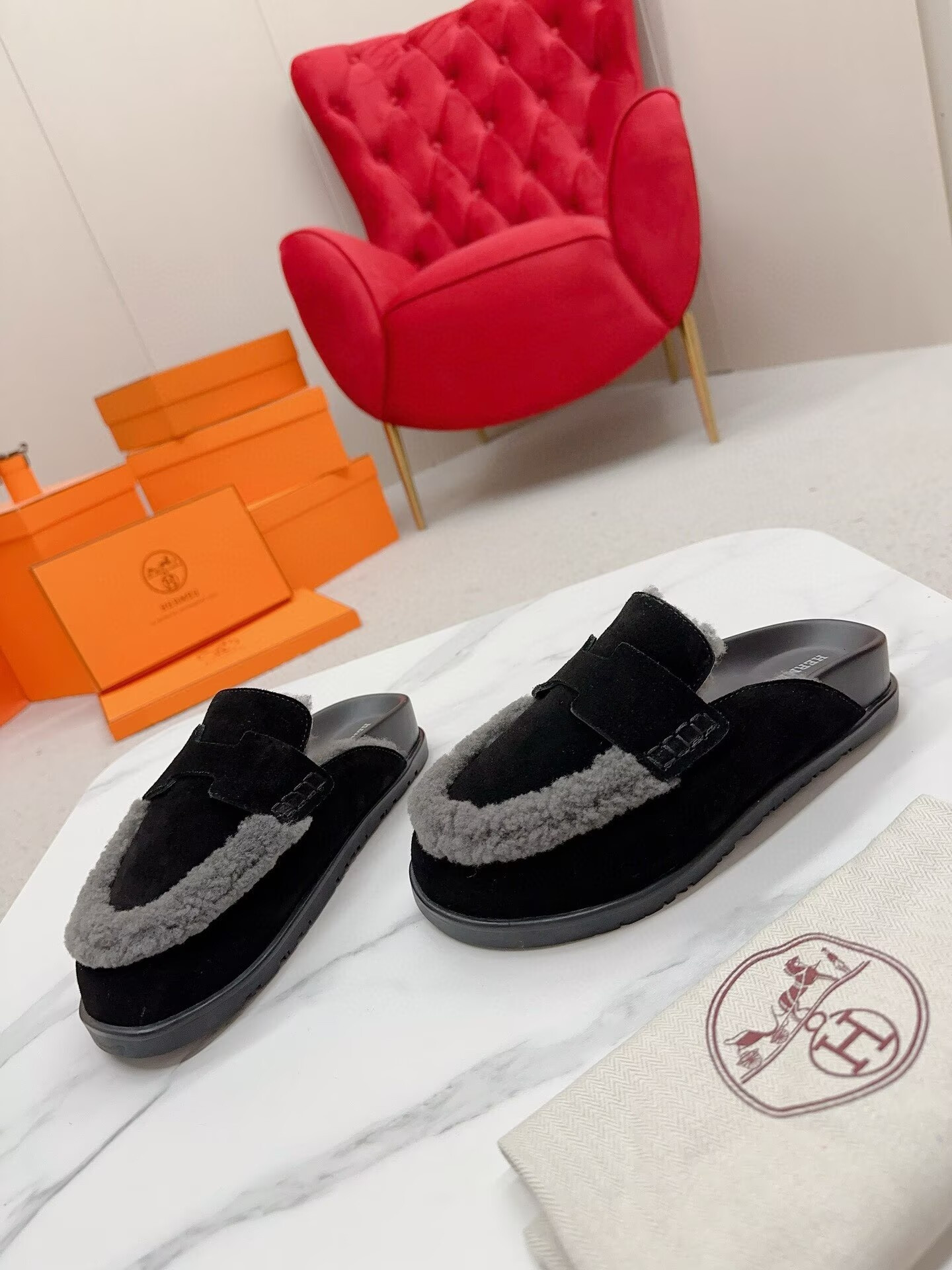 UA H**me5 Chypre sandal