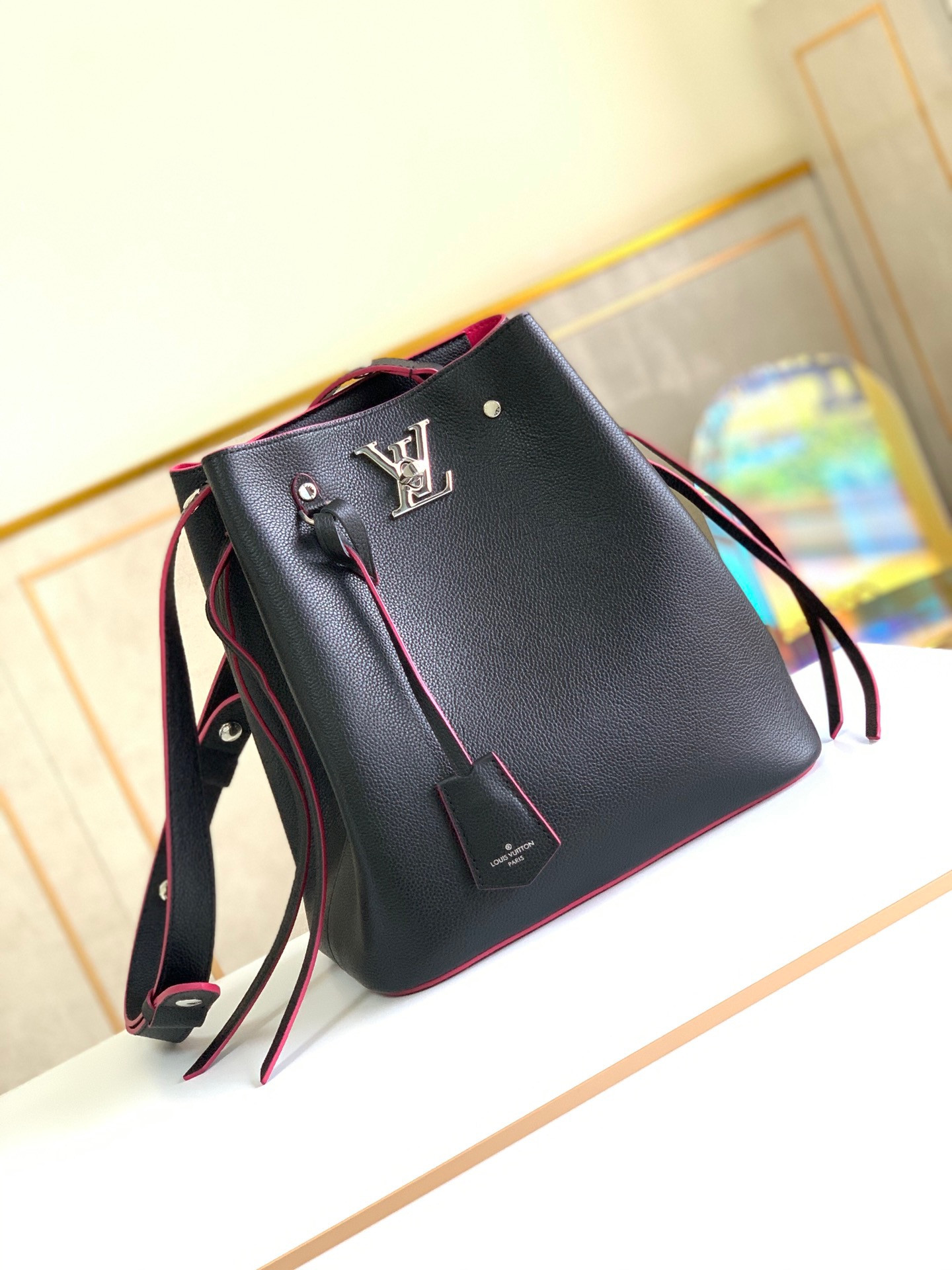LV LOCKME BUCKET M54677