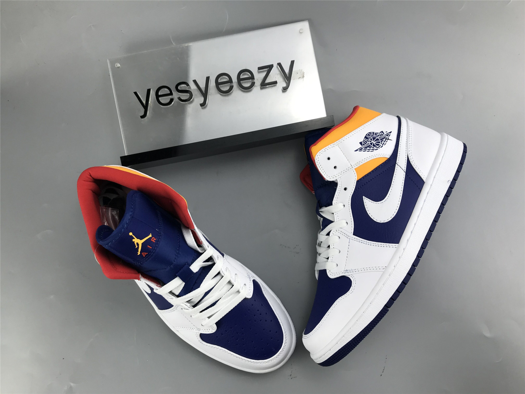 UA AIR JORDAN 1 MID