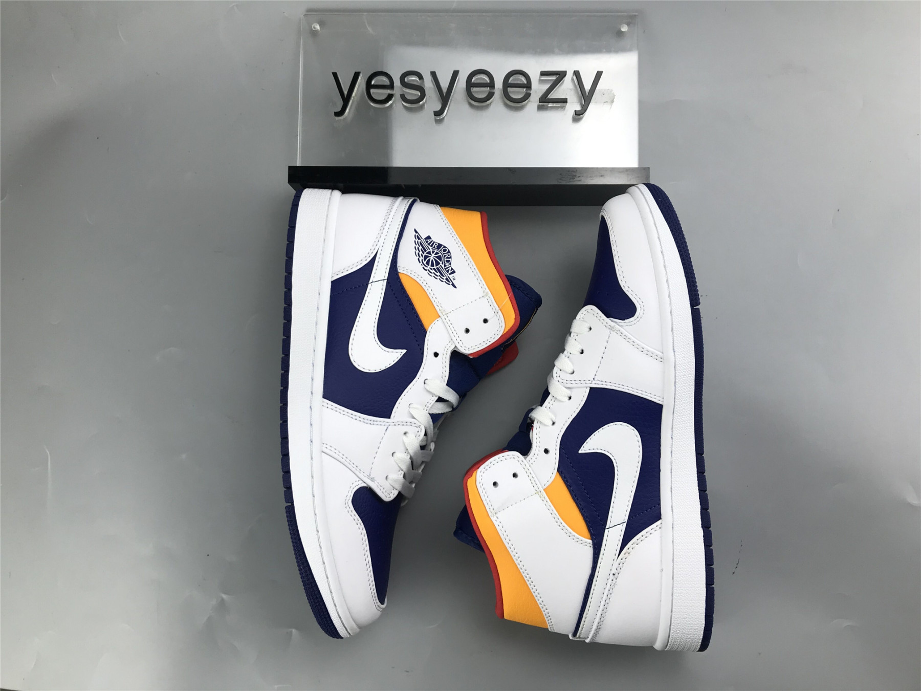 UA AIR JORDAN 1 MID
