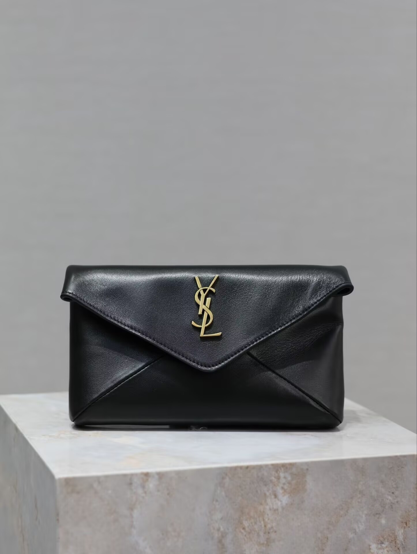 Y51 CASSANDRE small envelope pouch in lambskin 21x14x3cm