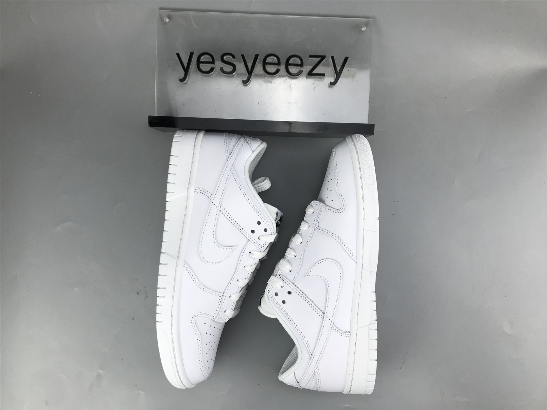 UA NIKE WMNS DUNK LOW