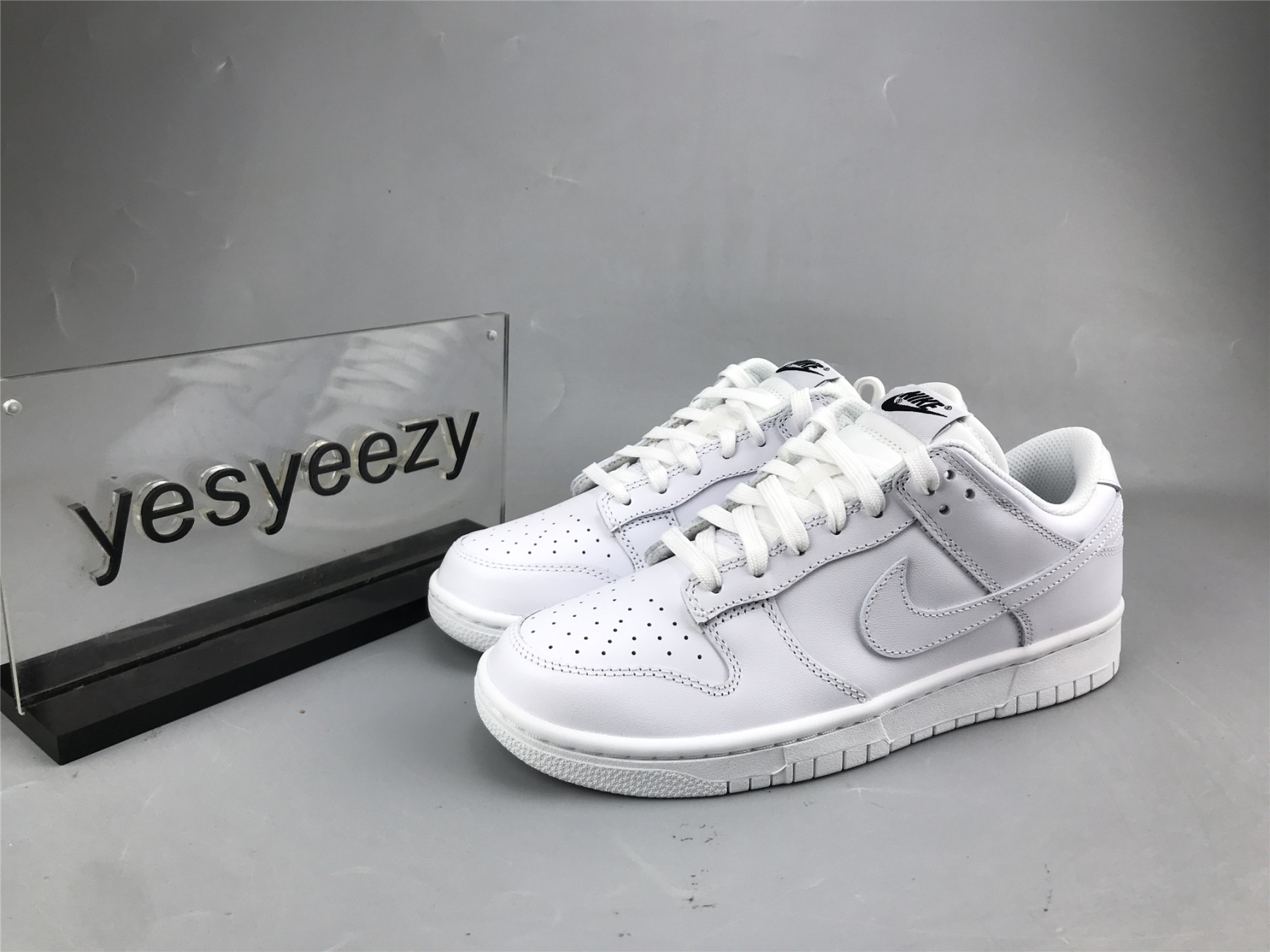 UA NIKE WMNS DUNK LOW
