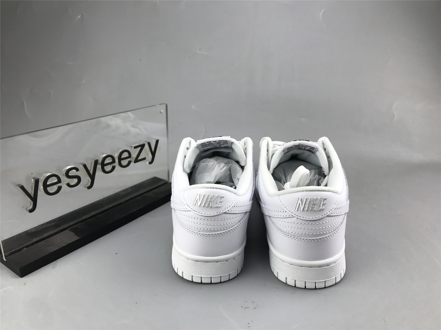 UA NIKE WMNS DUNK LOW