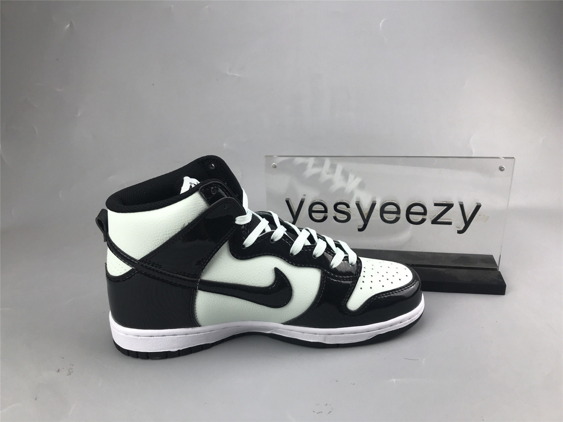 UA NIKE DUNK HIGH SE