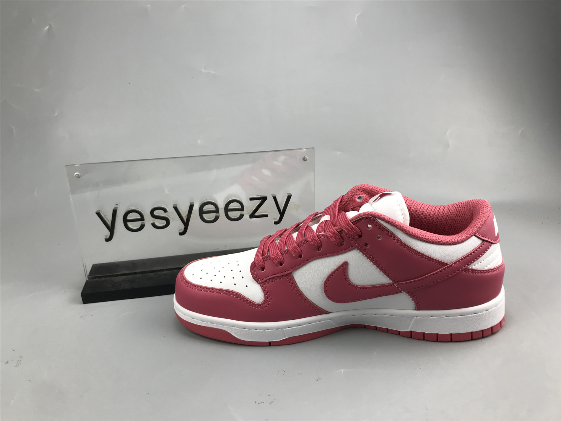 UA NIKE WMNS DUNK LOW 
