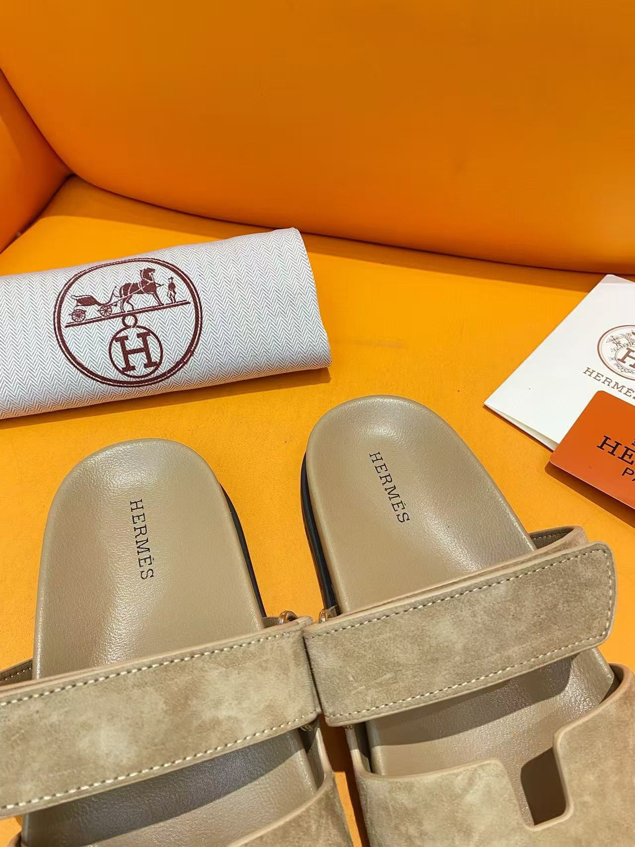 UA H**me5 Chypre Sandal