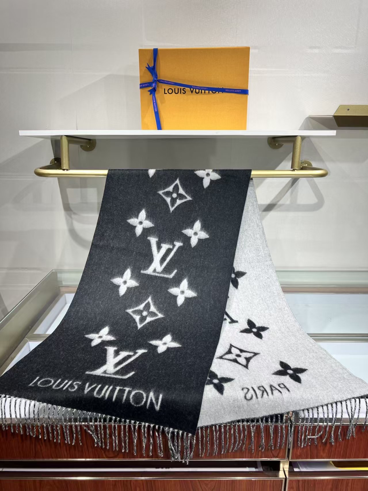l0vis Vvtt0n reykjavik scarf