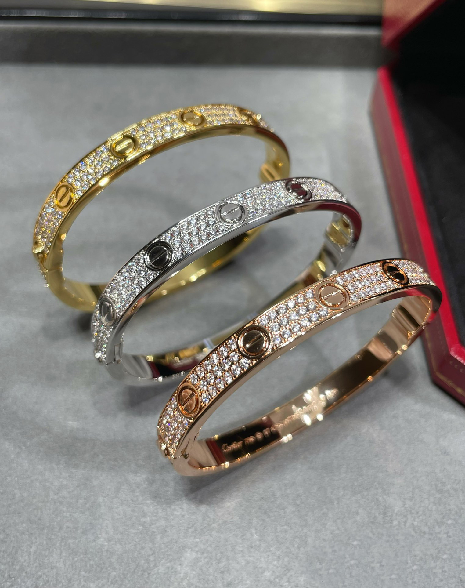 Ca*t1er Wide D1am0nd star Bracelet