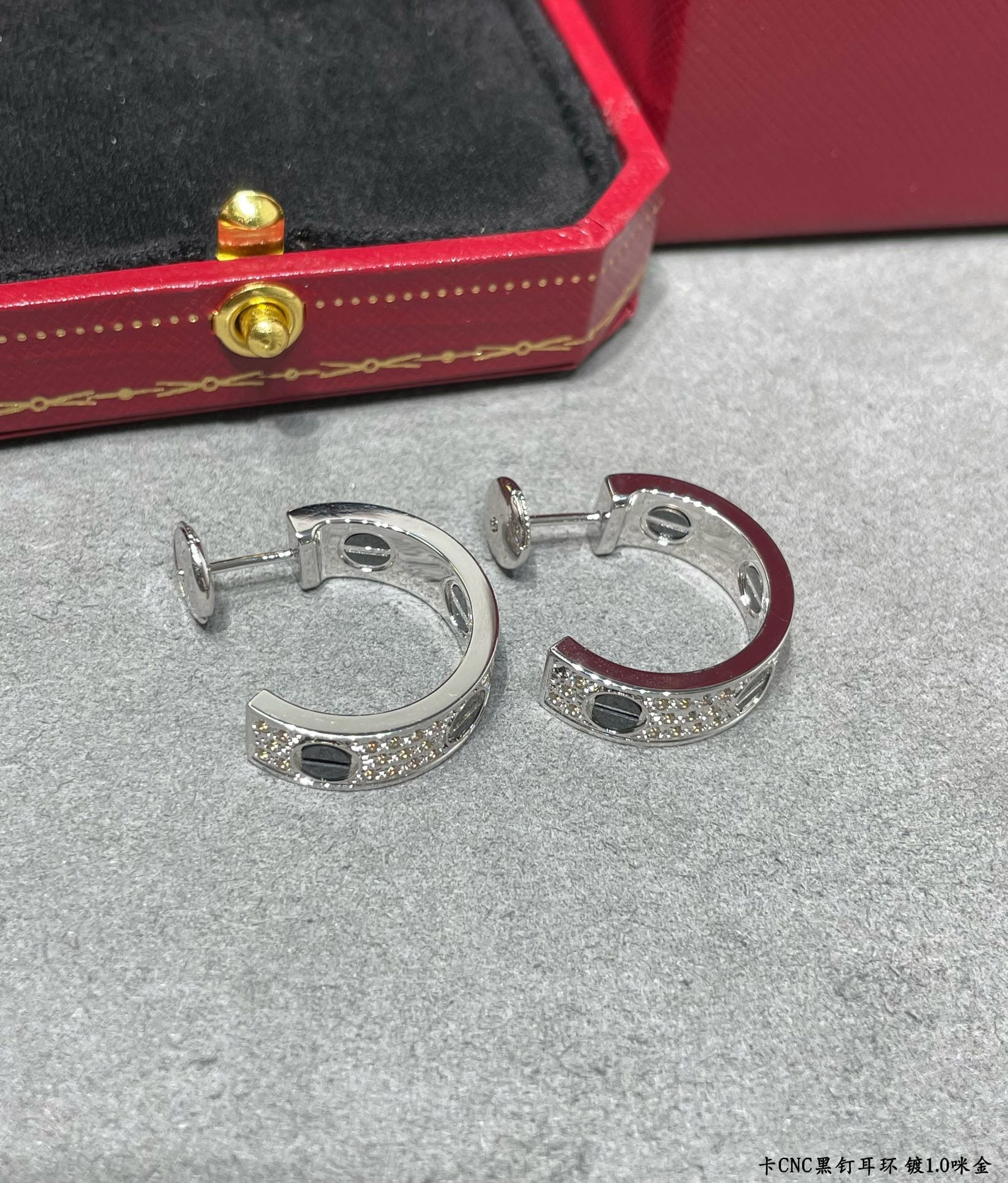Ca*t1er black studded star earrings