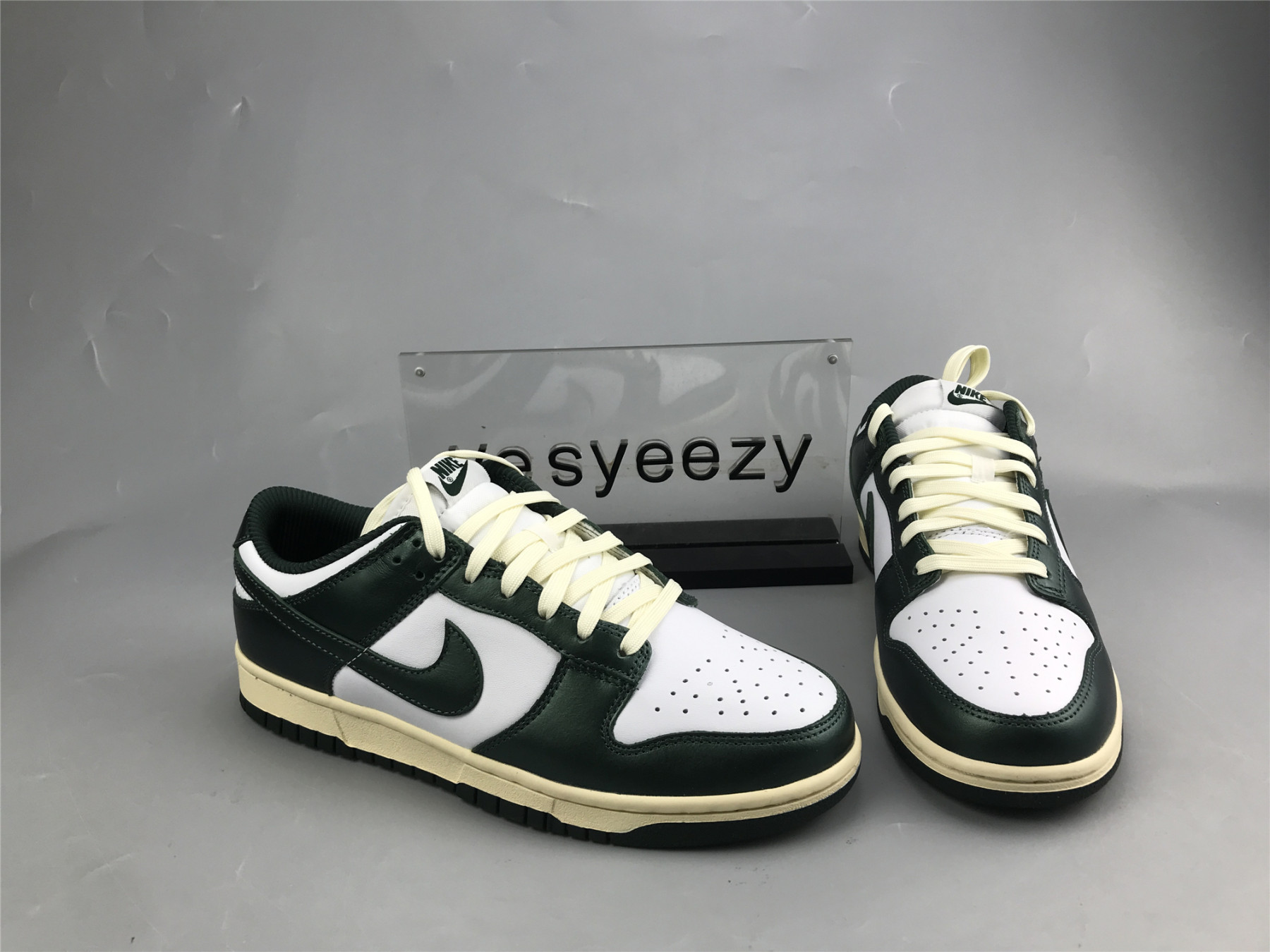 UA NIKE WMNS DUNK LOW