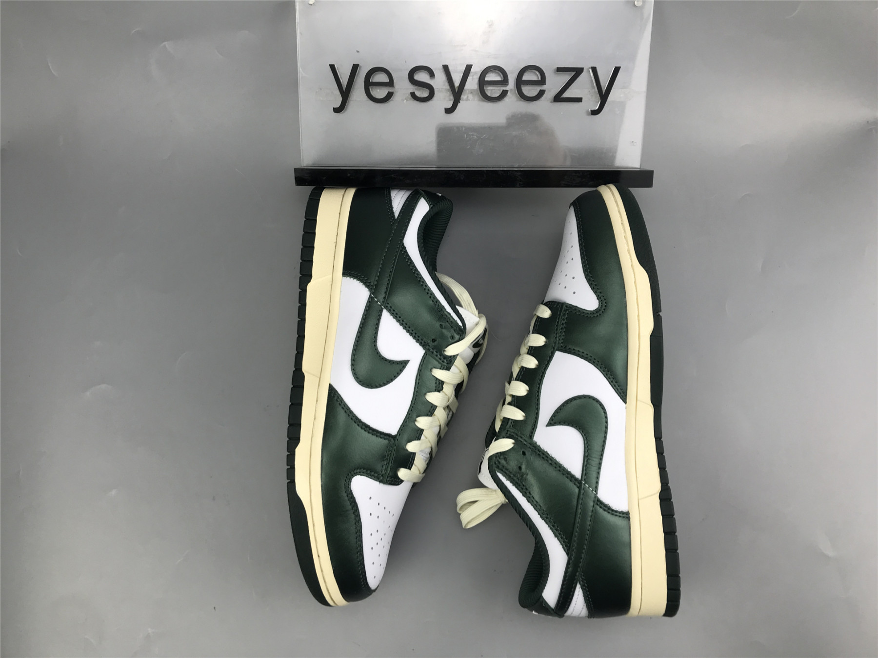 UA NIKE WMNS DUNK LOW