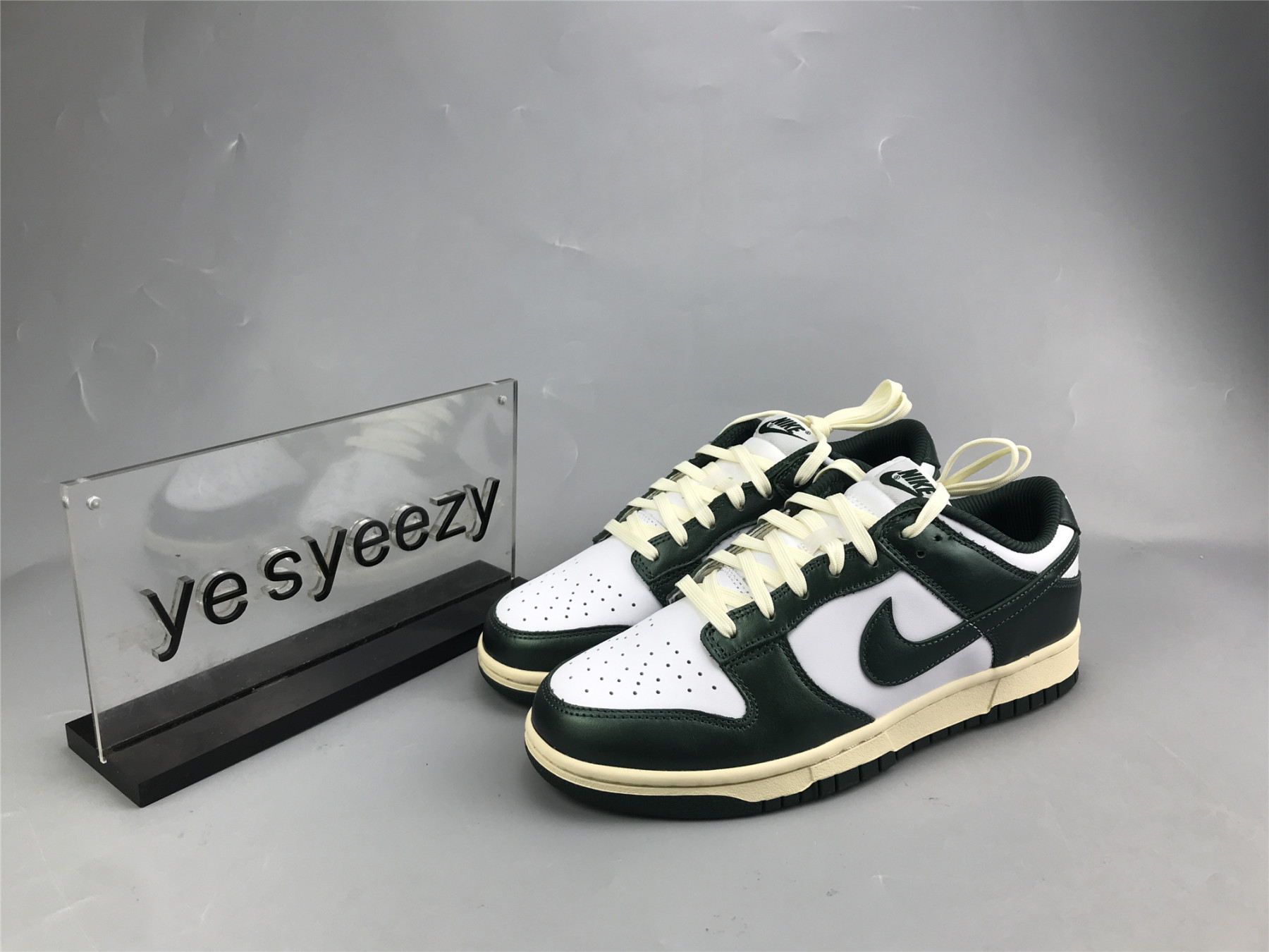 UA NIKE WMNS DUNK LOW