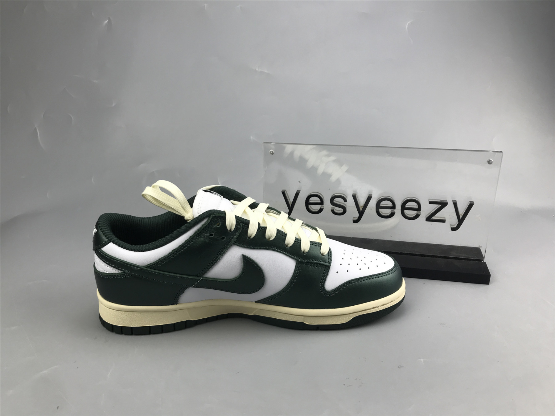 UA NIKE WMNS DUNK LOW