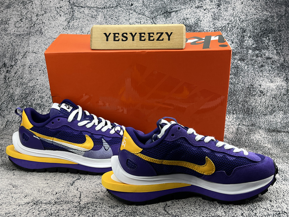 UA NIKE VAPORWAFFLE SACAI DARK IRIS