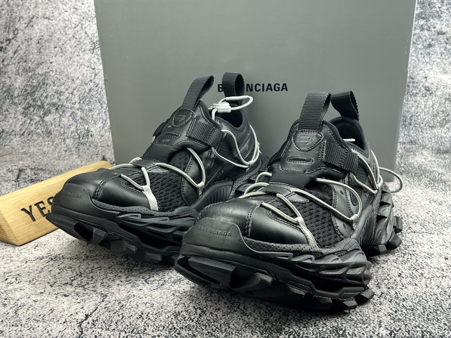 ua Ba1en*iaga sneakers
