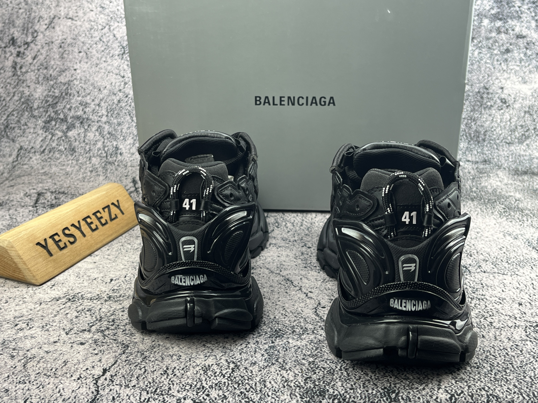 ua Ba1en*iaga runner sneaker