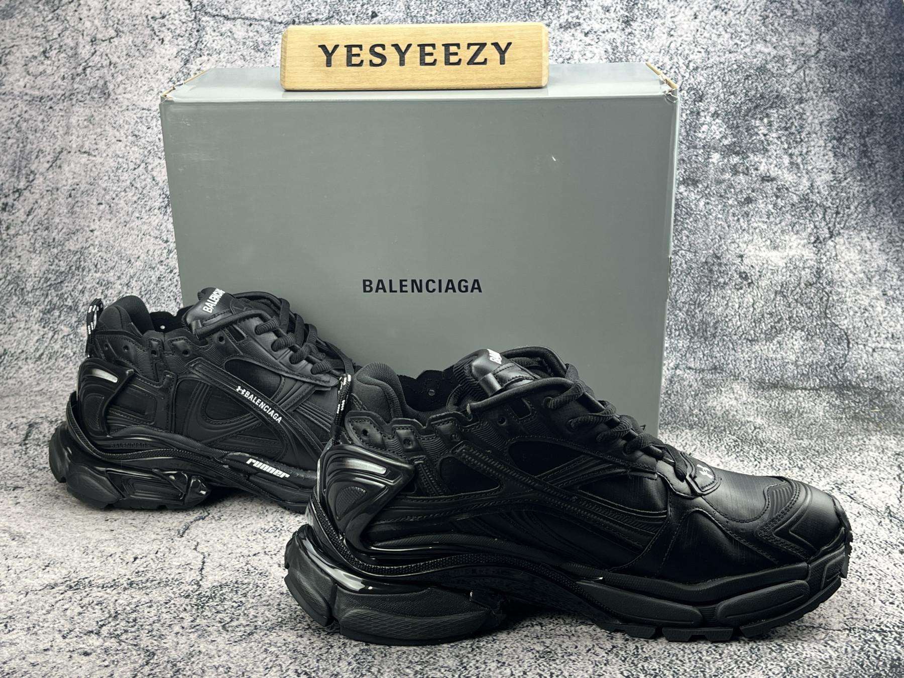 ua Ba1en*iaga runner sneaker