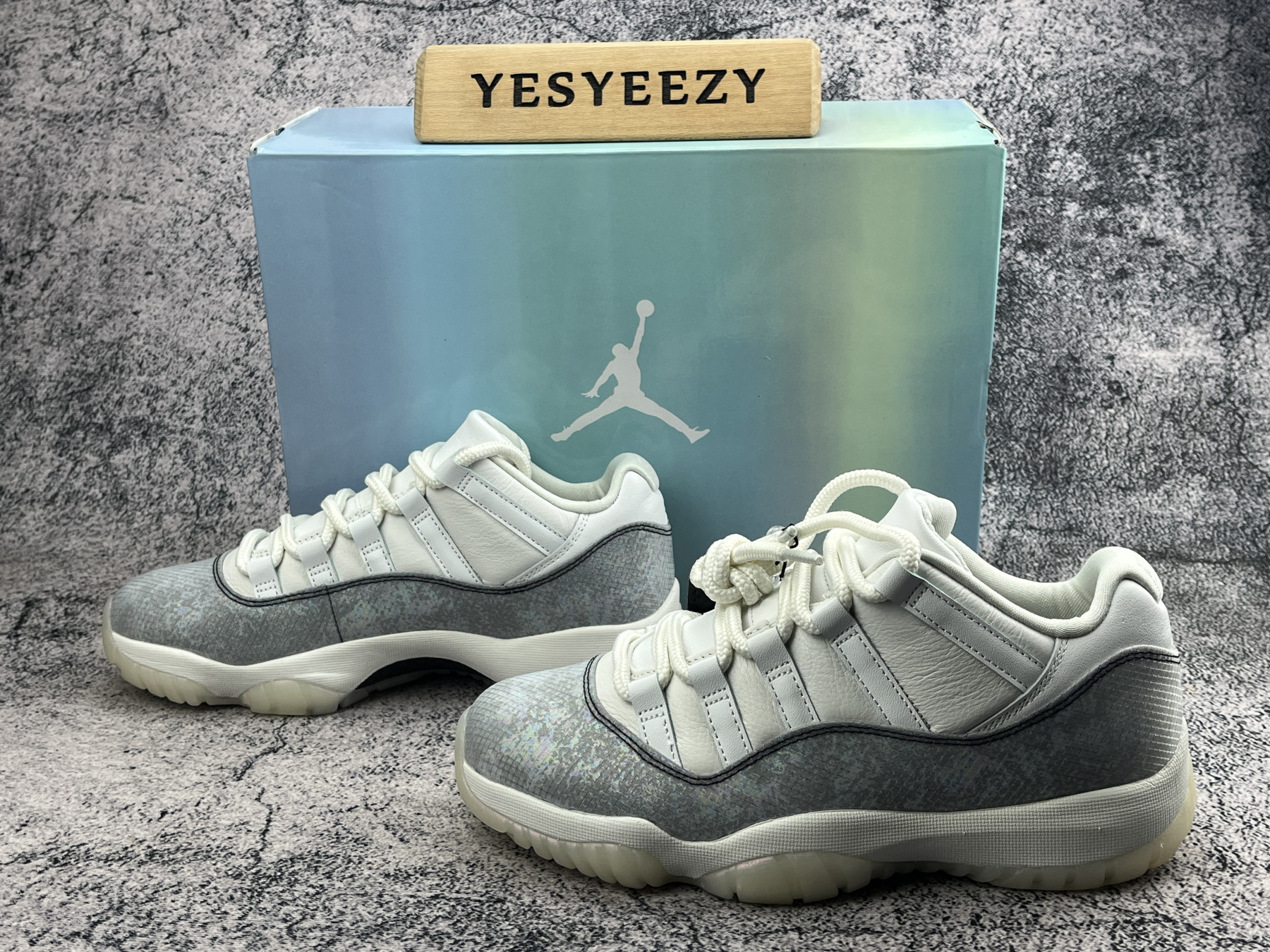UA AIR JORDAN 11 RETRO LOW