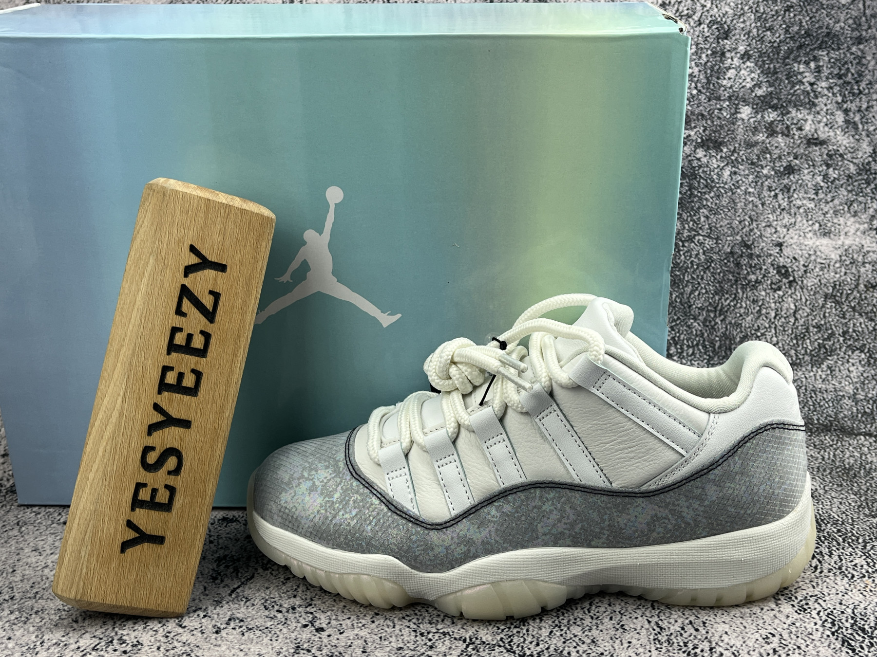 UA AIR JORDAN 11 RETRO LOW