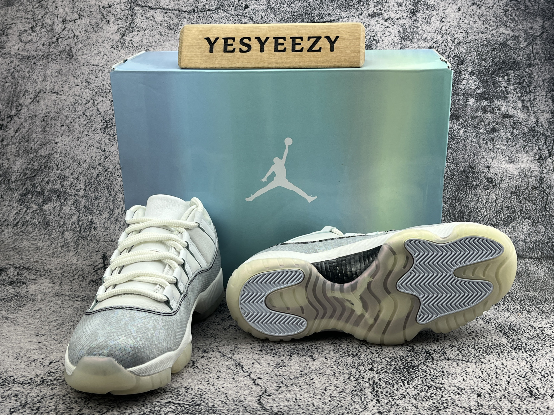 UA AIR JORDAN 11 RETRO LOW