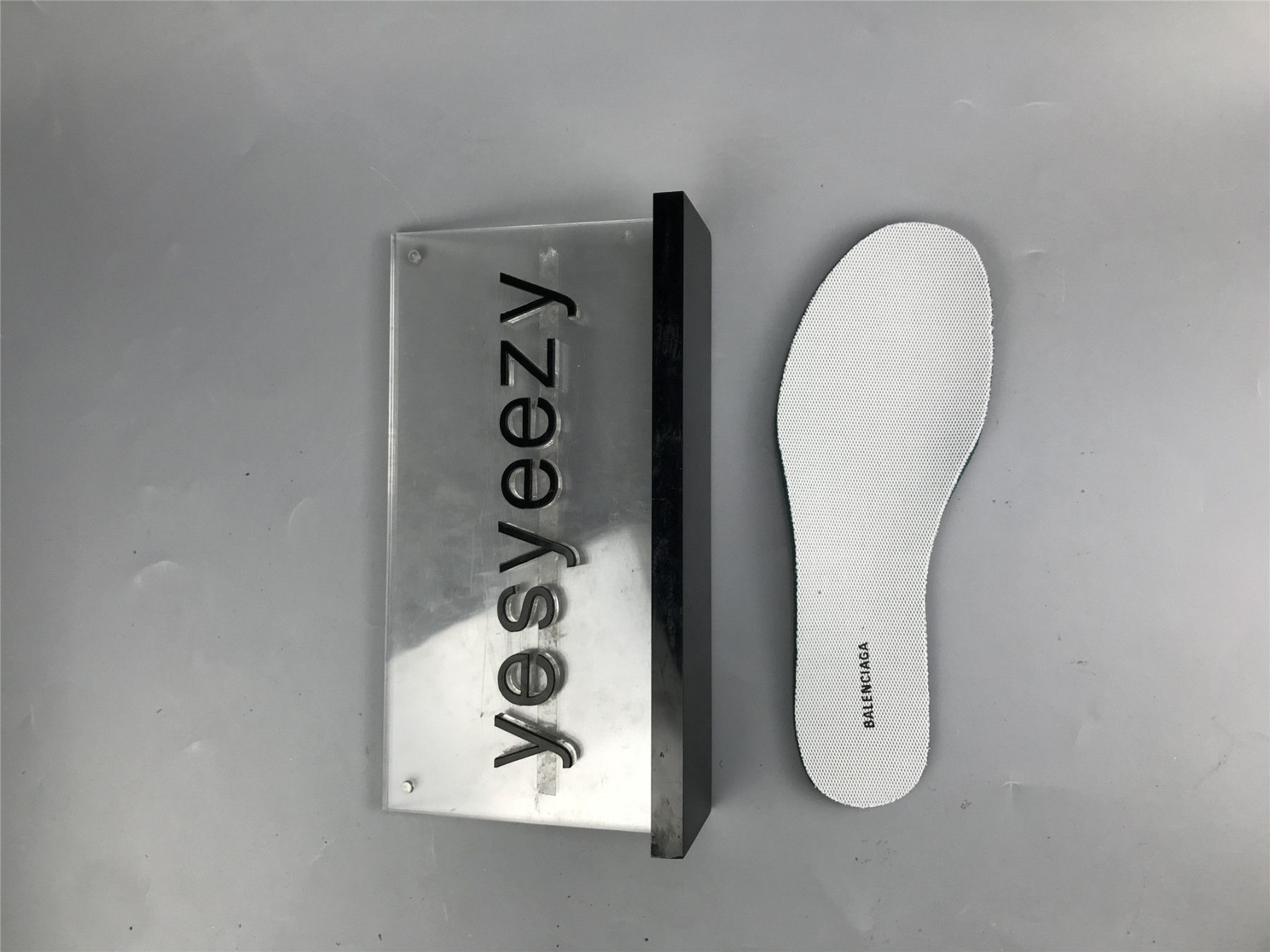 ua phanT0m sneaker white