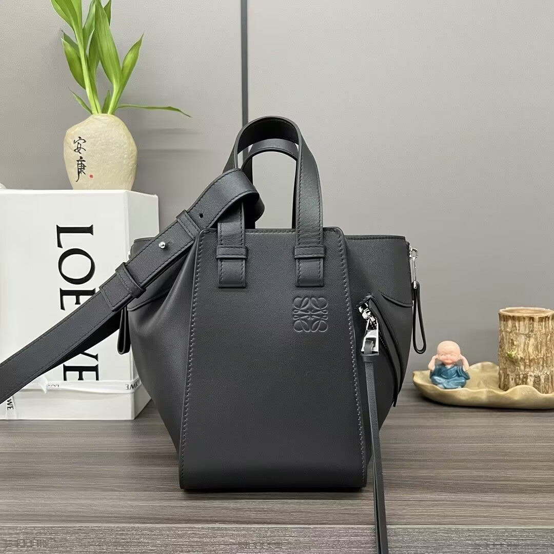 L0ew* Compact Hammock bag in classic calfskin 20.8x14.4x19.5cm