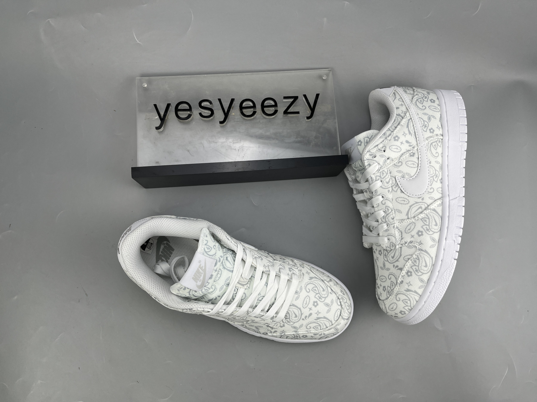 UA NIKE WMNS DUNK LOW
