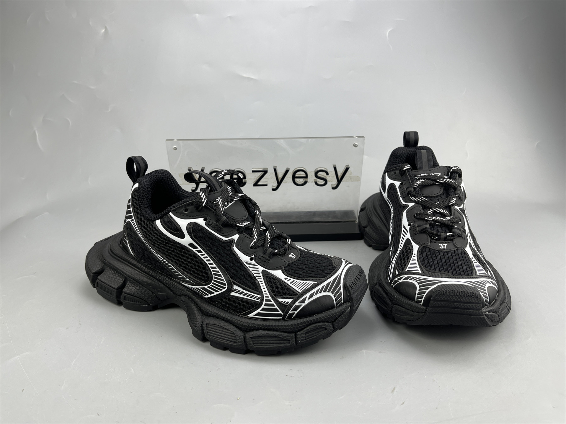 ua phanT0m sneaker black white