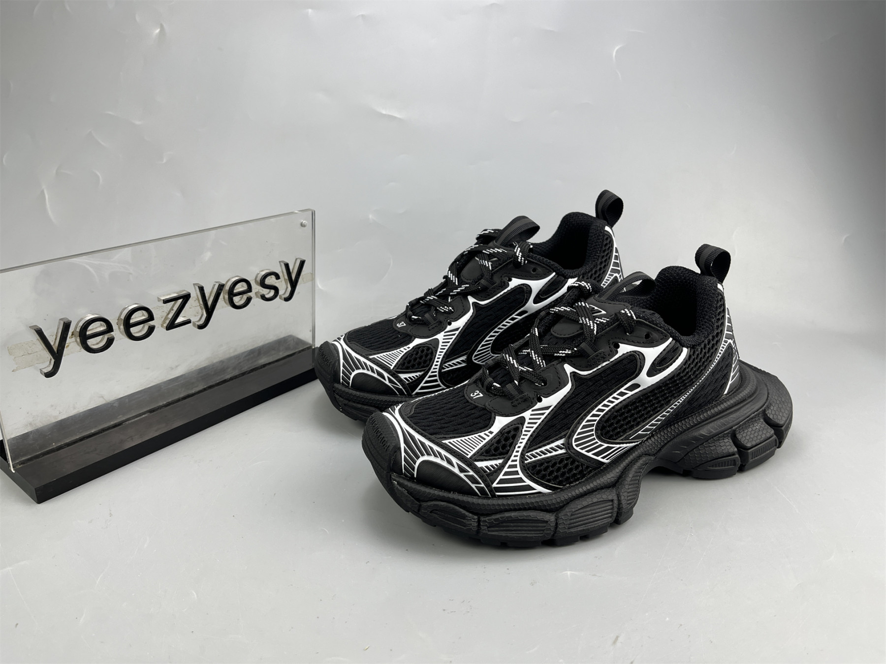 ua phanT0m sneaker black white