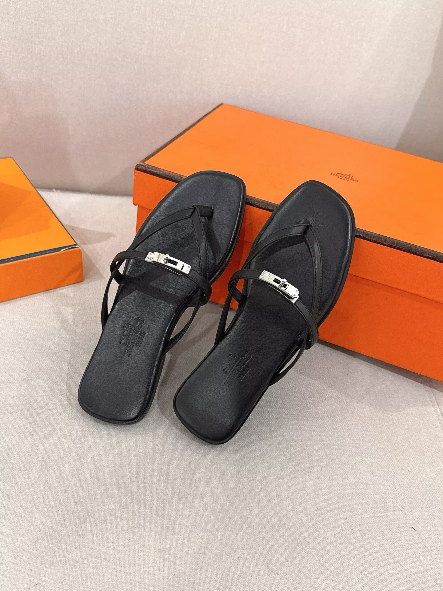 ua H**me5 miss sandals