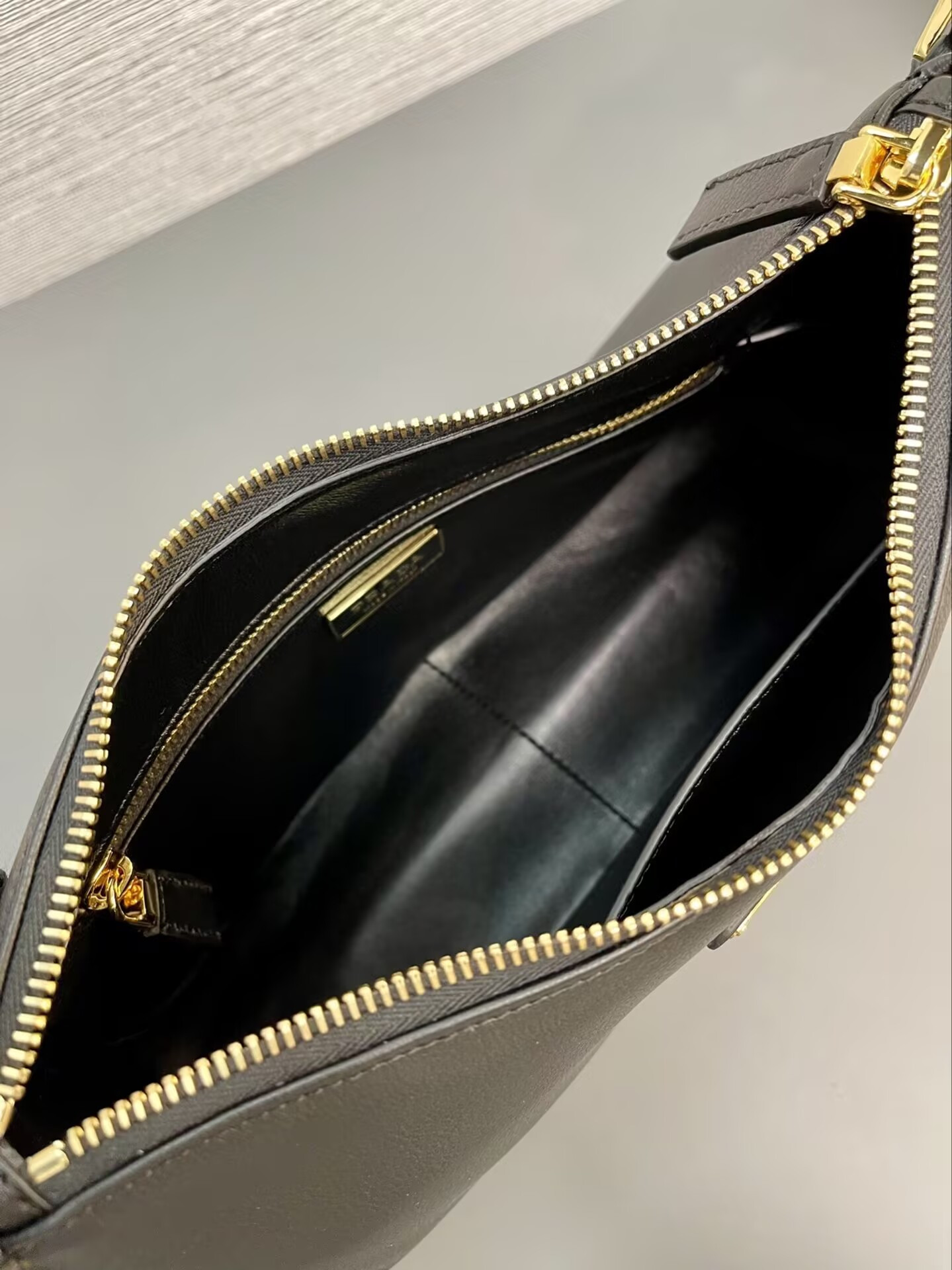 Pra*a Aimée leather shoulder bag 31x18x10cm