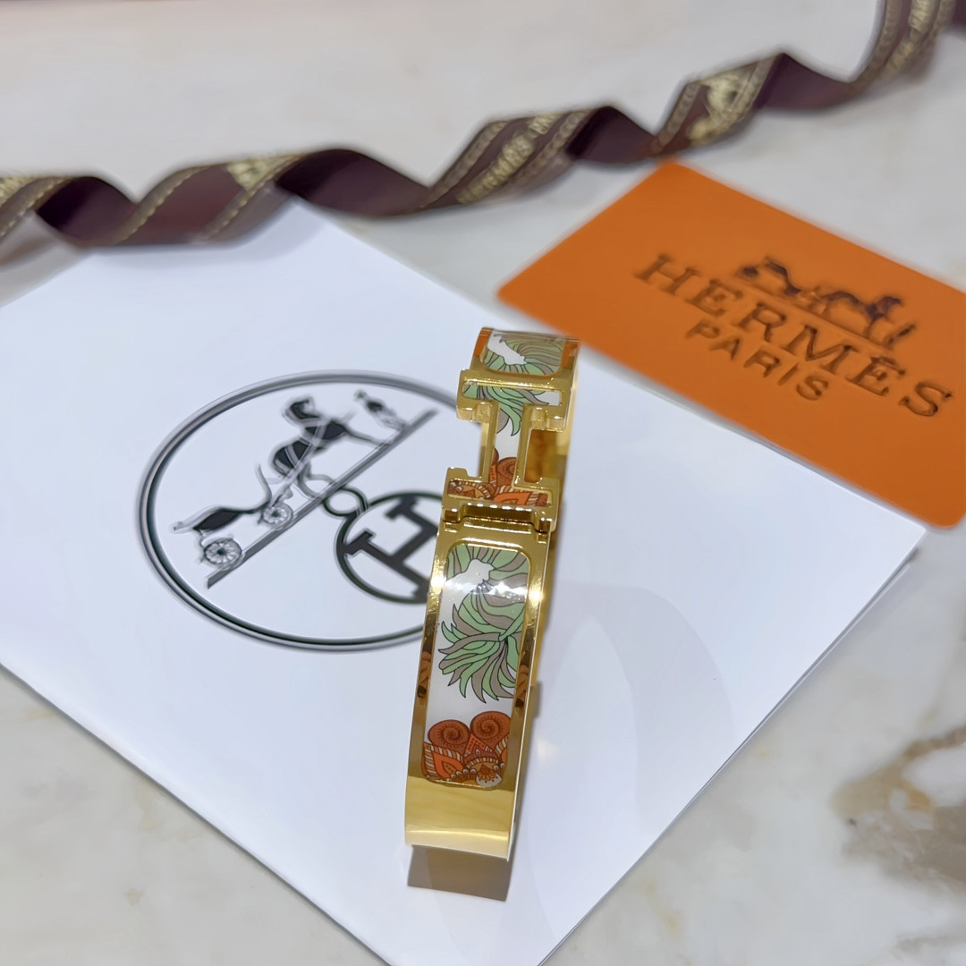 H**me5 enamel bracelet