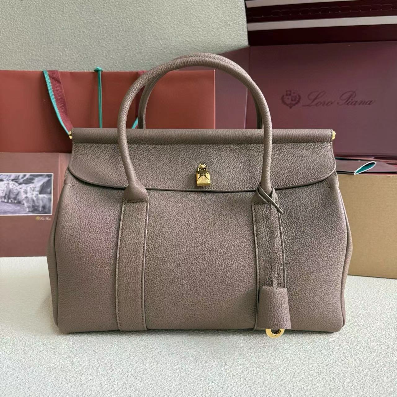 L0r0 P1ana loom bag l32 grained calfskin 33 x 23 x 18 cm