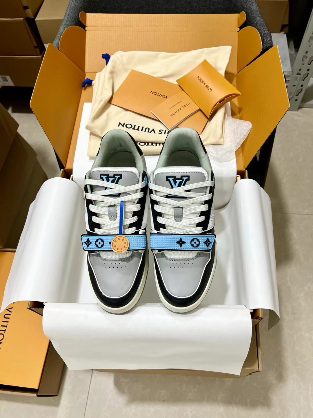 UA L0vis Vvtt0n LV Trainer Blue Grey Black