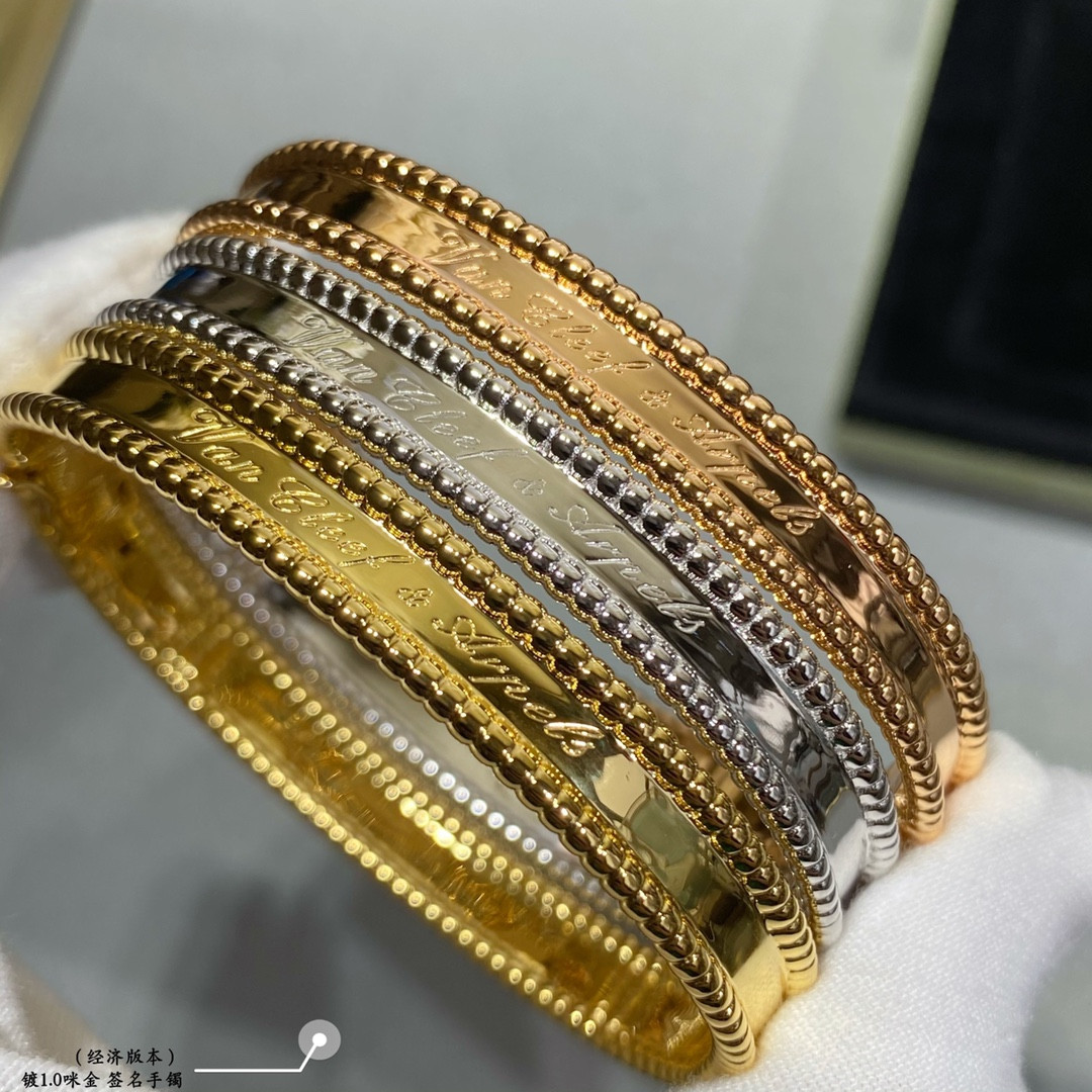 V*n Cl**f & Arpels sign Bracelet